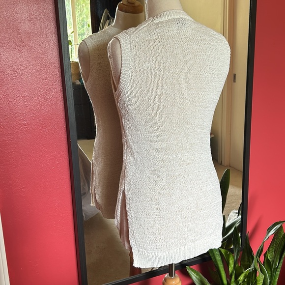 Sleeveless Knit Top - Picture 3 of 5